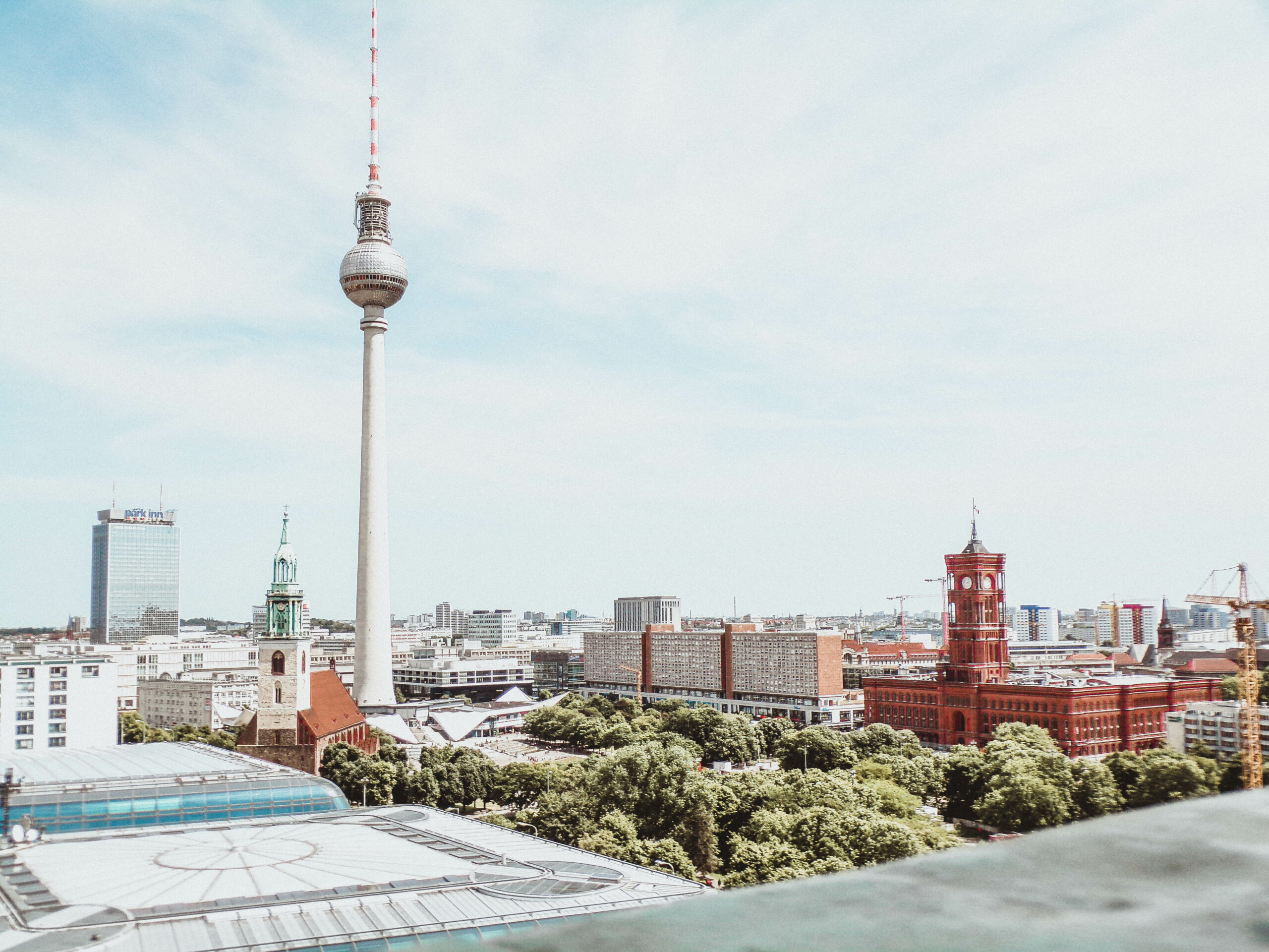 Blick auf das pulsierende Herz Berlins: Moderne Architektur trifft auf historisches Flair in der dynamischen Hauptstadt Deutschlands (Foto: Niki Nagy/Pexels).