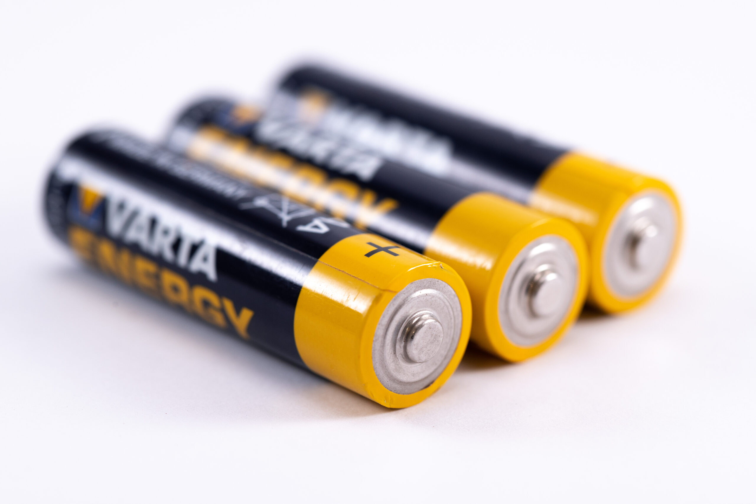 Energie für den Tag - AA-Batterien sorgen dafür, dass deine Geräte immer einsatzbereit sind (Foto: mohamed abdelghaffar / Pexels).