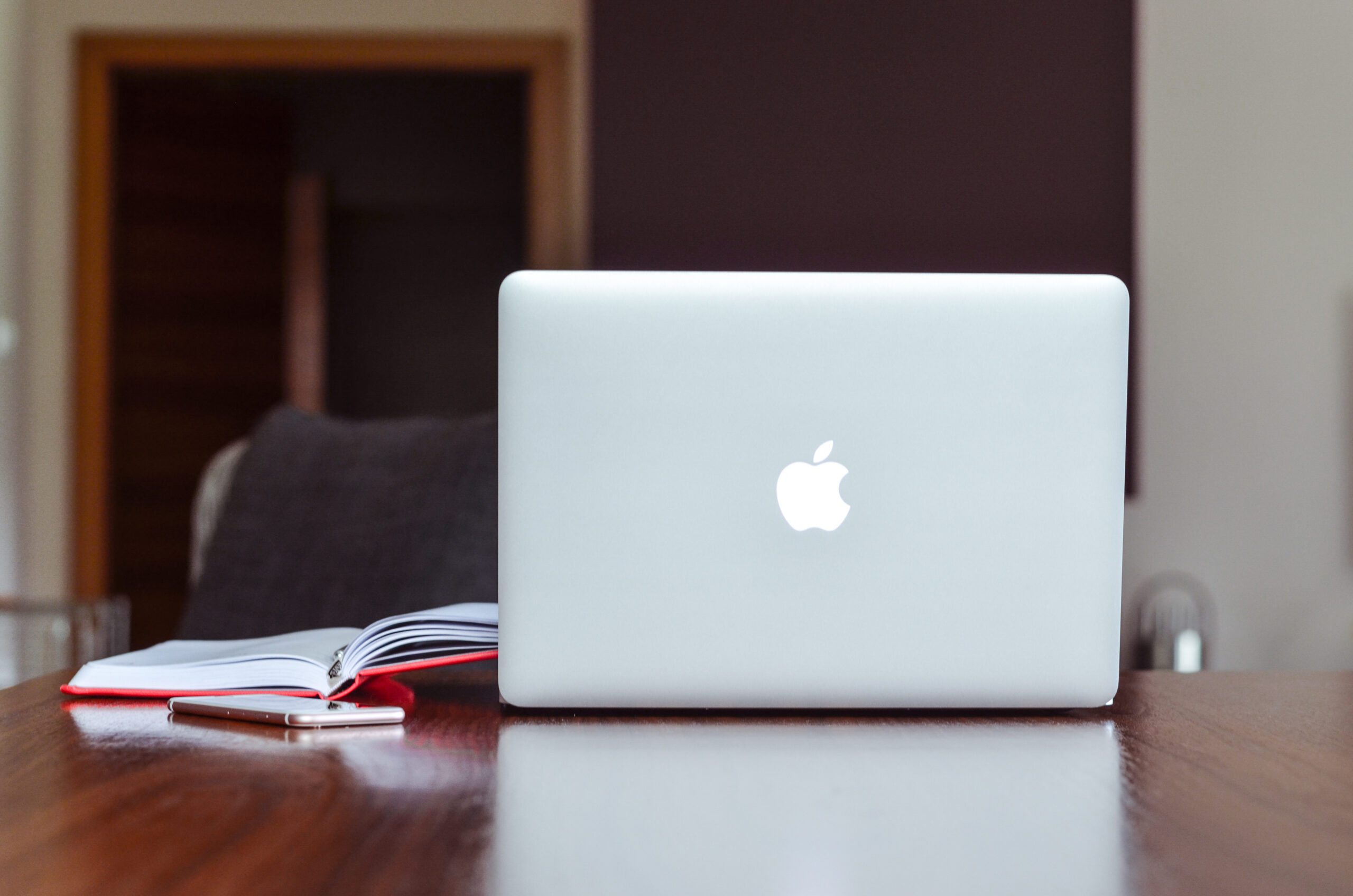 Ein MacBook hat in der Regel eine längere Nutzungsdauer als ein Laptop mit Windows-Betriebssystem (Foto: energepic.com / Pexels).